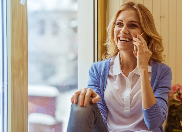 Beautiful young woman — Stock Photo, Image