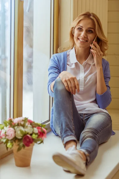 Schöne junge Frau — Stockfoto