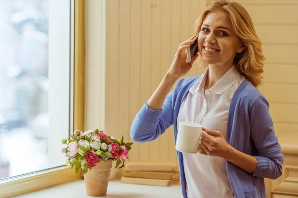 Schöne junge Frau — Stockfoto