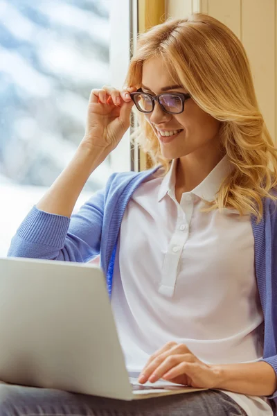 Mooie jonge vrouw — Stockfoto