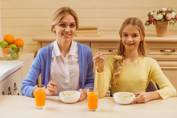 Mother and daughter — Stock Photo, Image