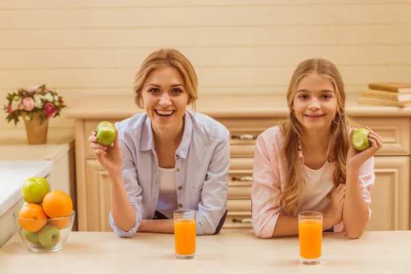 Mother and daughter — Stock Photo, Image