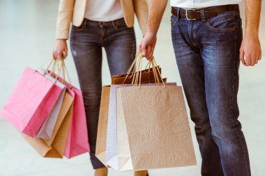 Alışveriş yapan çift.