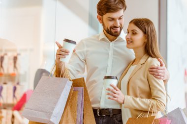 Alışveriş yapan çift.