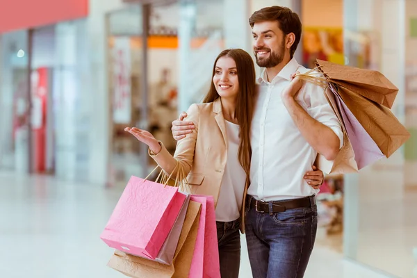 Couple faisant du shopping — Photo