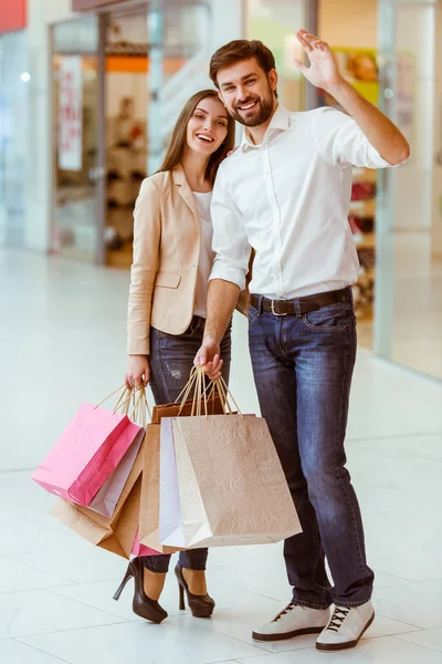 Couple faisant du shopping — Photo