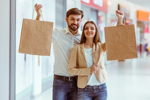 Paar beim Einkaufen — Stockfoto