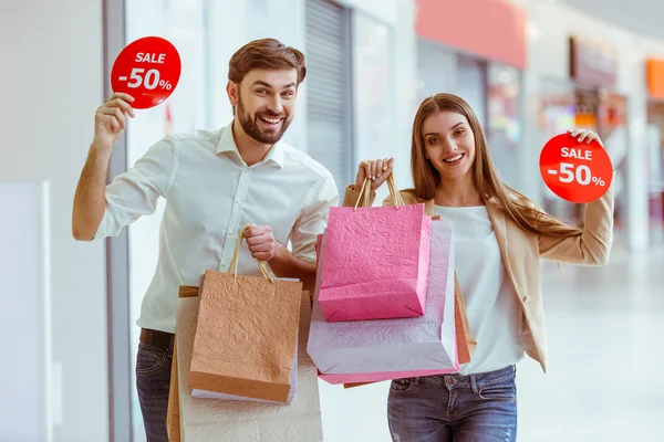 Paar beim Einkaufen — Stockfoto