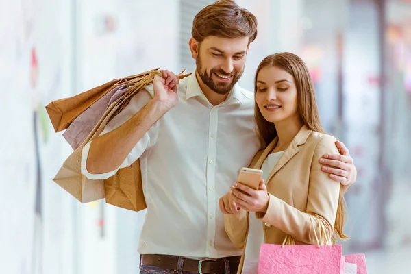 Coppia fare shopping — Foto Stock