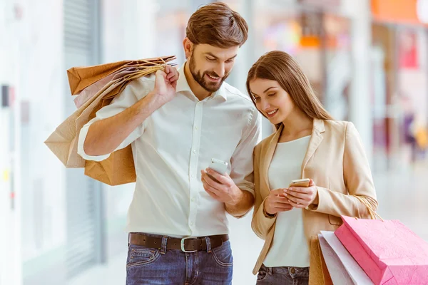 Paar beim Einkaufen — Stockfoto