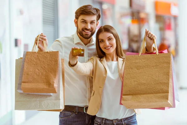 Couple faisant du shopping — Photo