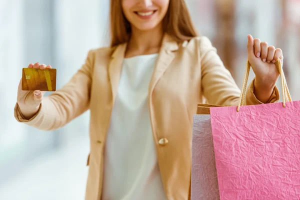 Женщина, делающая покупки — стоковое фото