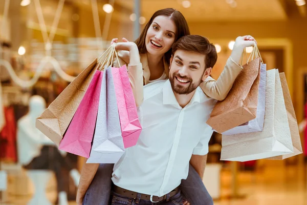 Paar beim Einkaufen — Stockfoto