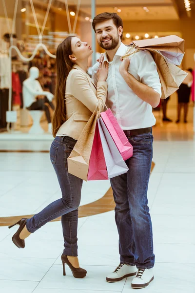 Coppia fare shopping — Foto Stock