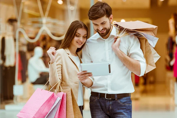 Casal fazendo compras — Fotografia de Stock