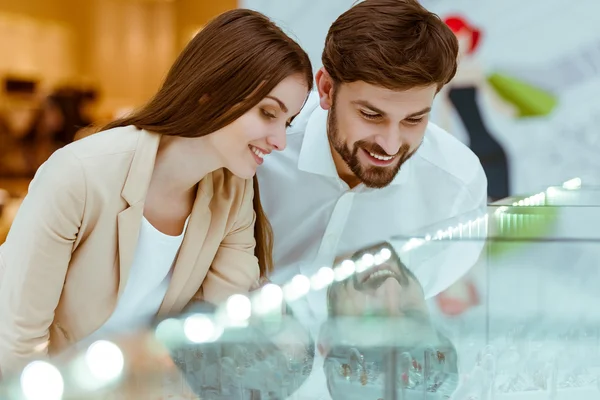 Couple choosing wedding ring — Stock Photo, Image