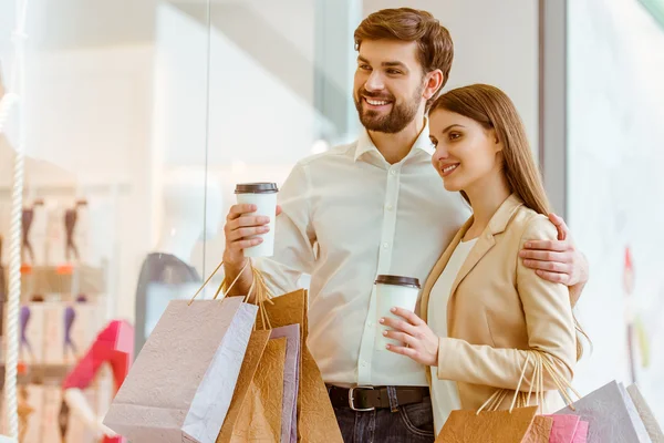 Coppia fare shopping — Foto Stock