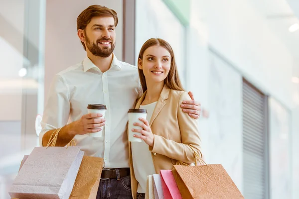 Casal fazendo compras — Fotografia de Stock