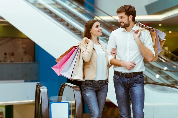 Coppia fare shopping — Foto Stock