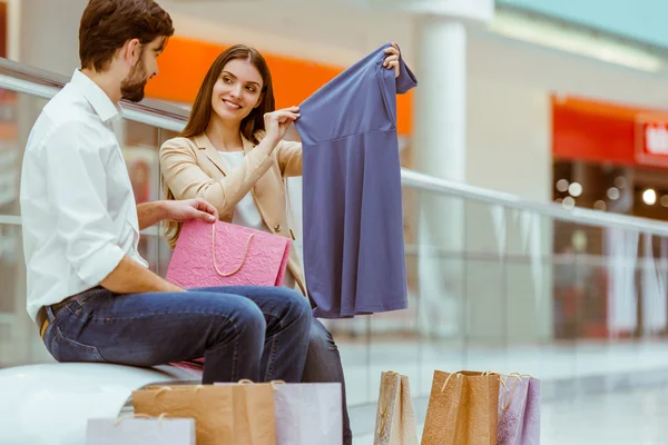 Coppia fare shopping — Foto Stock