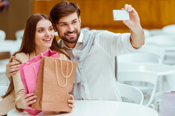 Casal fazendo compras — Fotografia de Stock