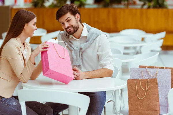 Pareja haciendo compras —  Fotos de Stock