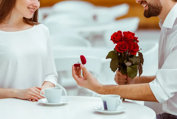 Hombre proponiendo a la mujer —  Fotos de Stock