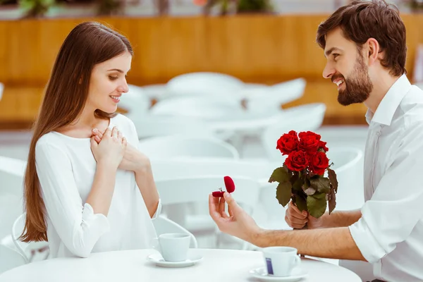 Hombre proponiendo a la mujer — Foto de Stock