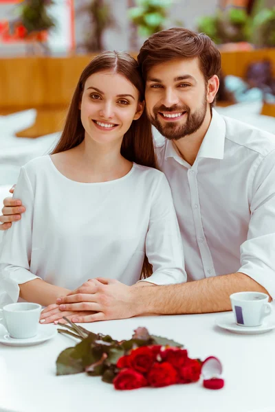 Mannen som friar till kvinnan — Stockfoto