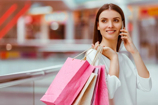 Mujer haciendo compras —  Fotos de Stock