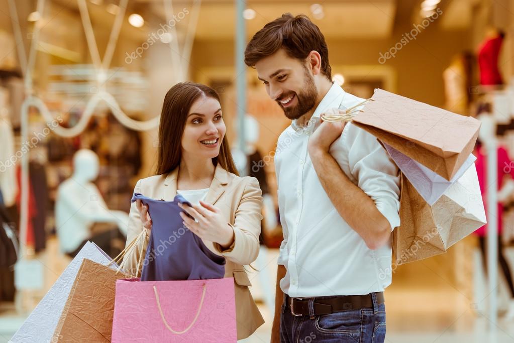 Coppia fare shopping — Foto stock di © GeorgeRudy #100573606