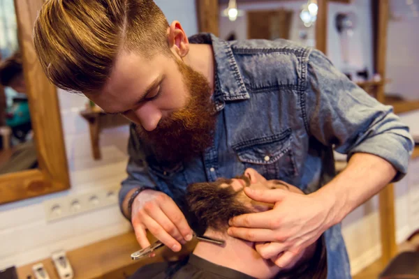 Na barbearia. — Fotografia de Stock