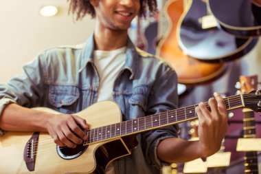 Gitar çalan adam