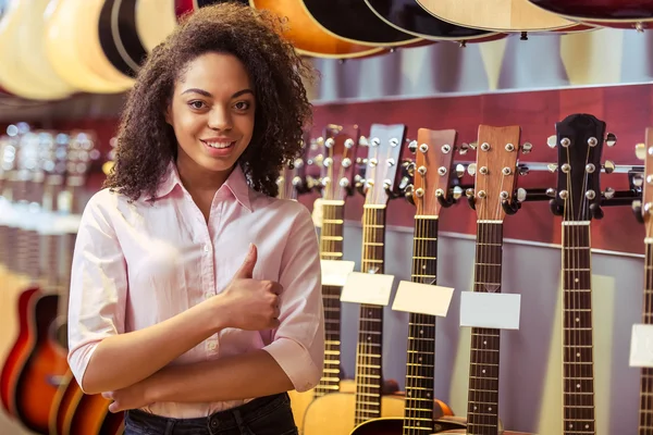 Femme en magasin de musique — Photo