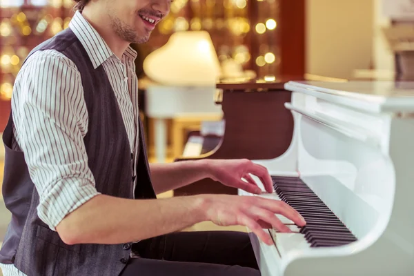 Uomo che suona il pianoforte — Foto Stock