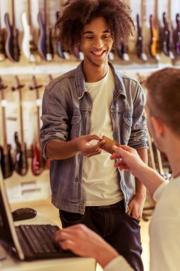 Müzik dükkanı insanlarda