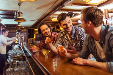 Pub erkeklerde
