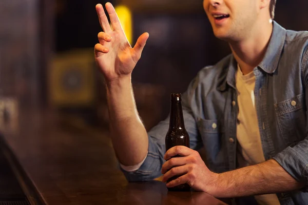 Man in pub — Stockfoto