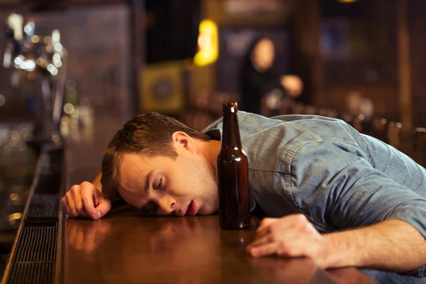 Hombre en el pub — Foto de Stock