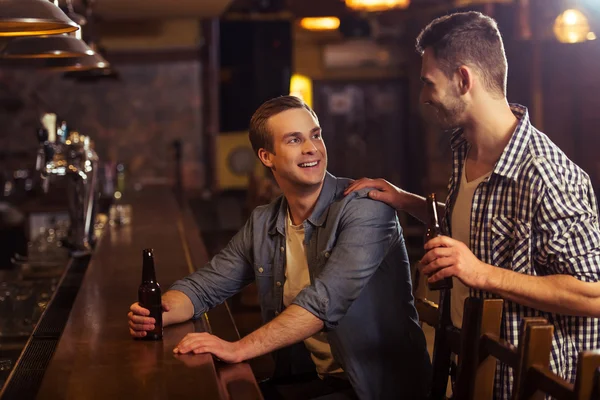 Uomini in pub — Foto Stock