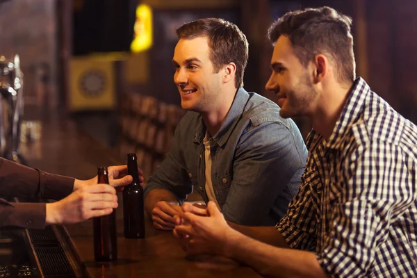 Homens no pub — Fotografia de Stock