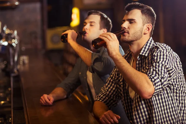 Uomini in pub — Foto Stock