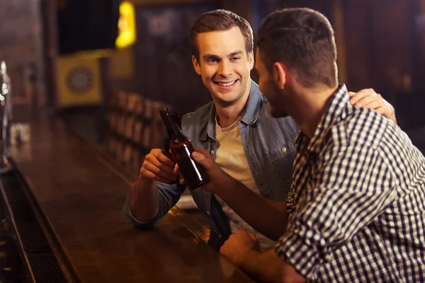 Männer in Kneipe — Stockfoto