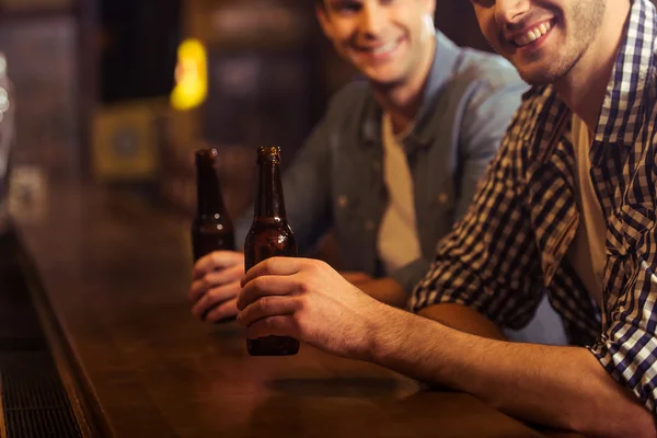 Männer in Kneipe — Stockfoto