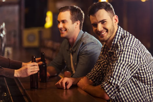 Hombres en el pub — Foto de Stock