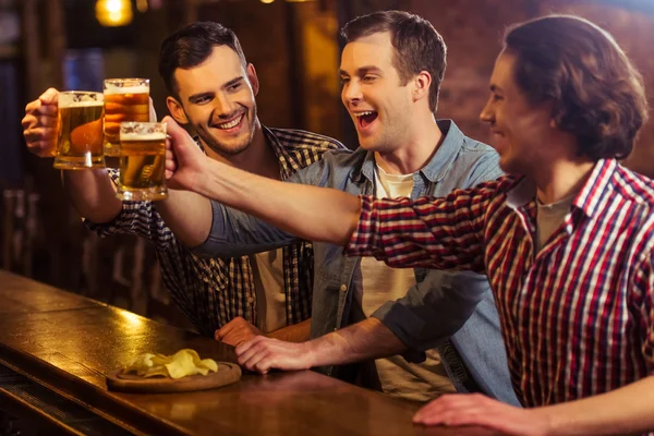 Hombres en el pub —  Fotos de Stock