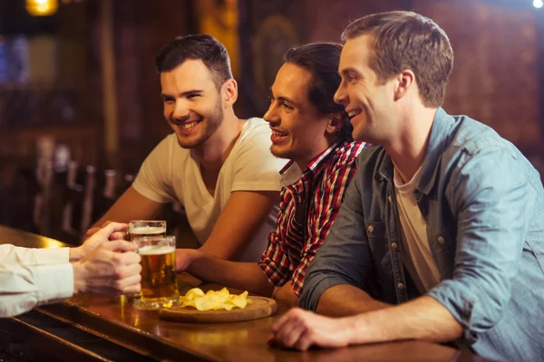 Men in pub — Stock Photo, Image