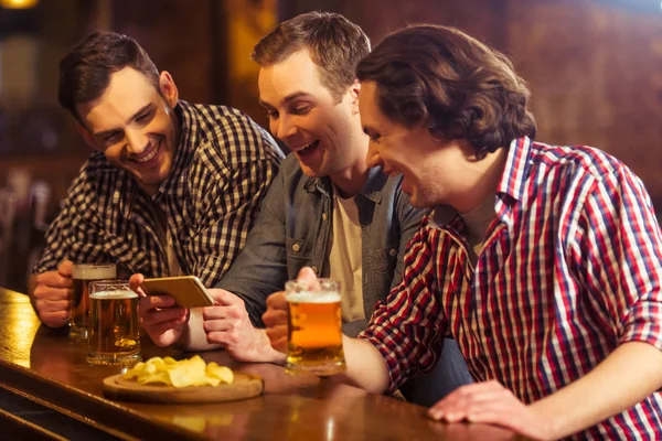 Homens no pub — Fotografia de Stock