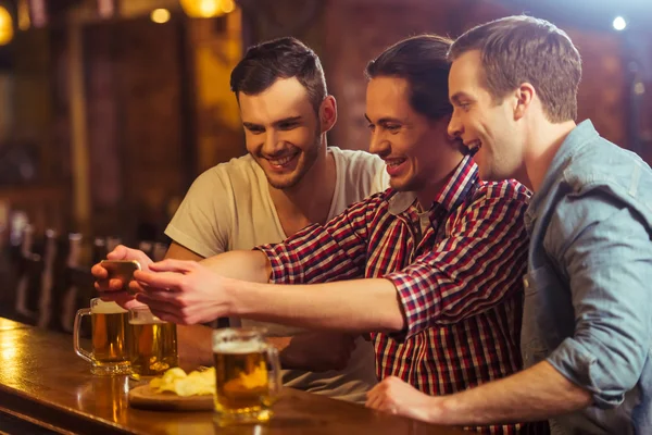 Homens no pub — Fotografia de Stock