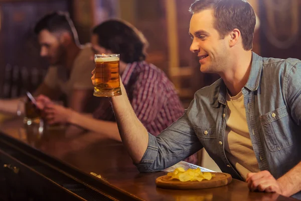 Män i pub — Stockfoto